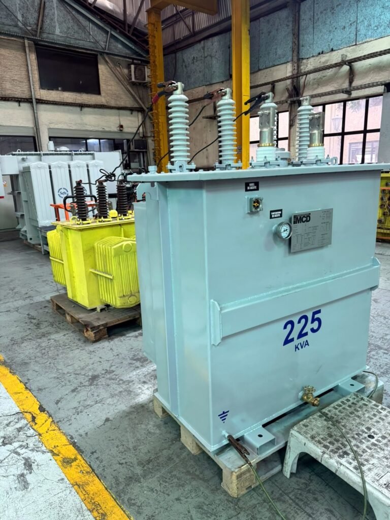 Transformador trifásico 225 kVA — foto real en planta de Transformadores MCD