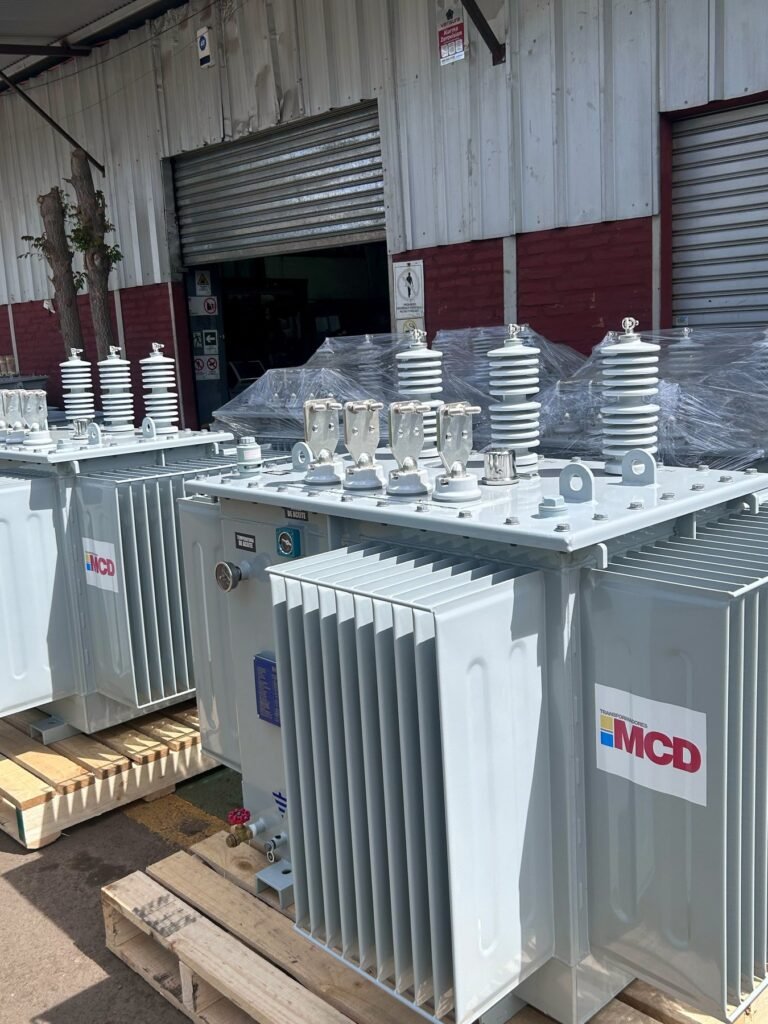 Lote de transformadores trifásicos — foto real en planta de Transformadores MCD