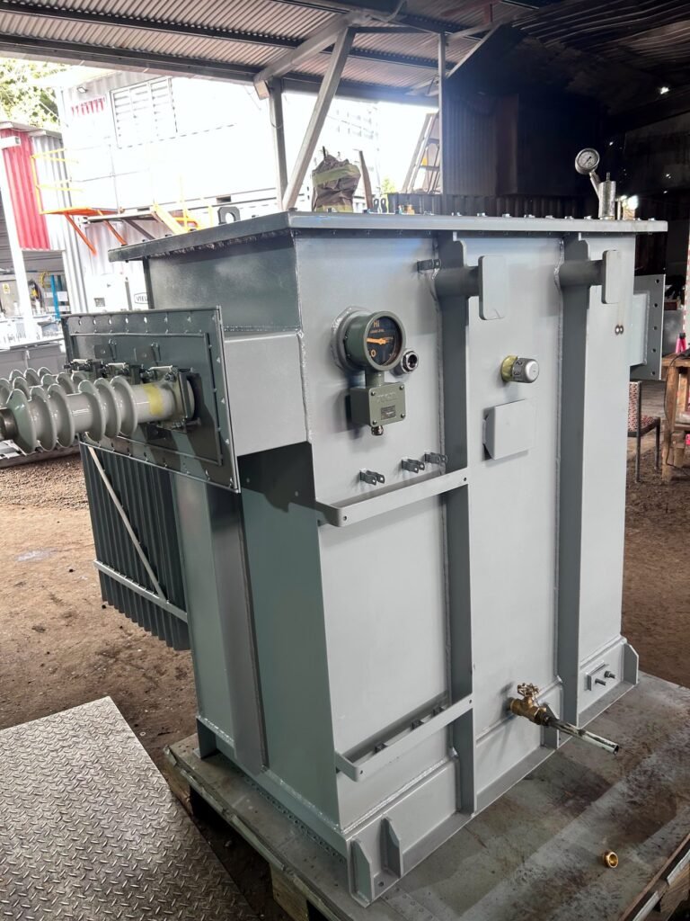 Transformador trifásico de distribución — foto real en planta de Transformadores MCD
