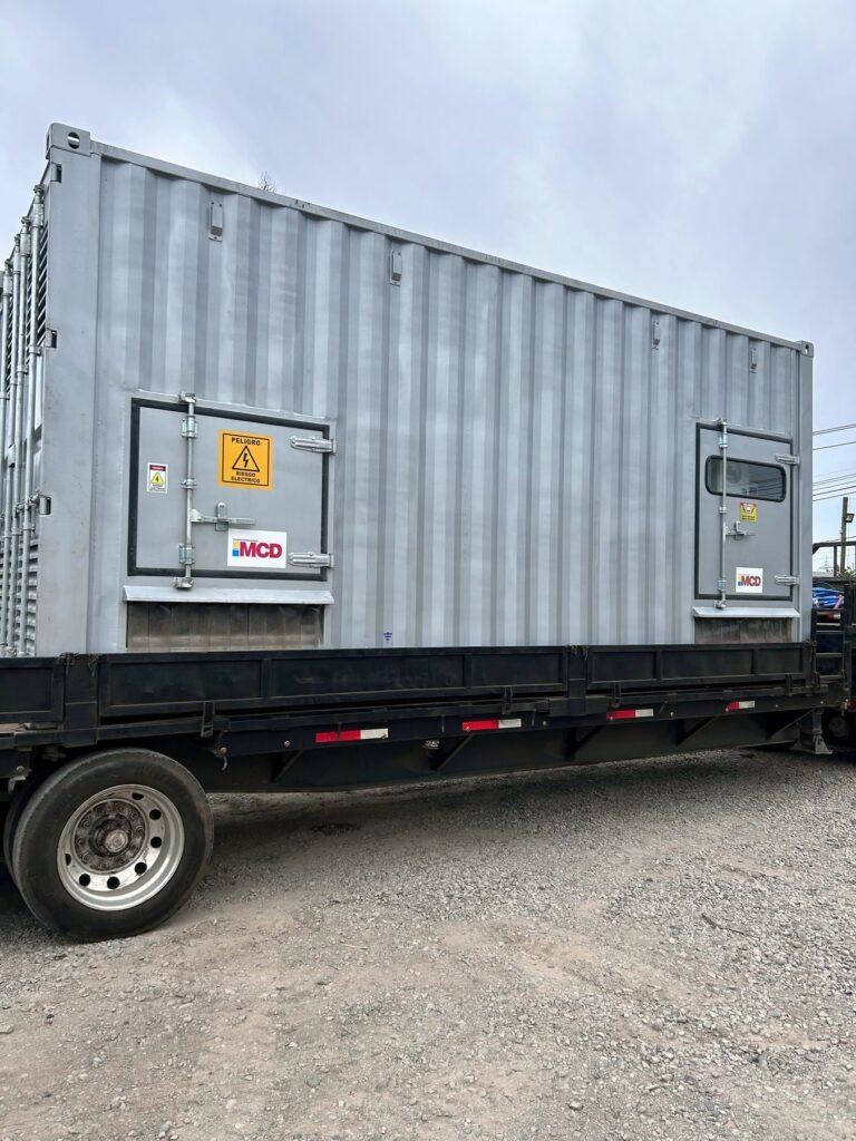 Contenedor 6.000 kVA, vista lateral — foto real en planta de Transformadores MCD