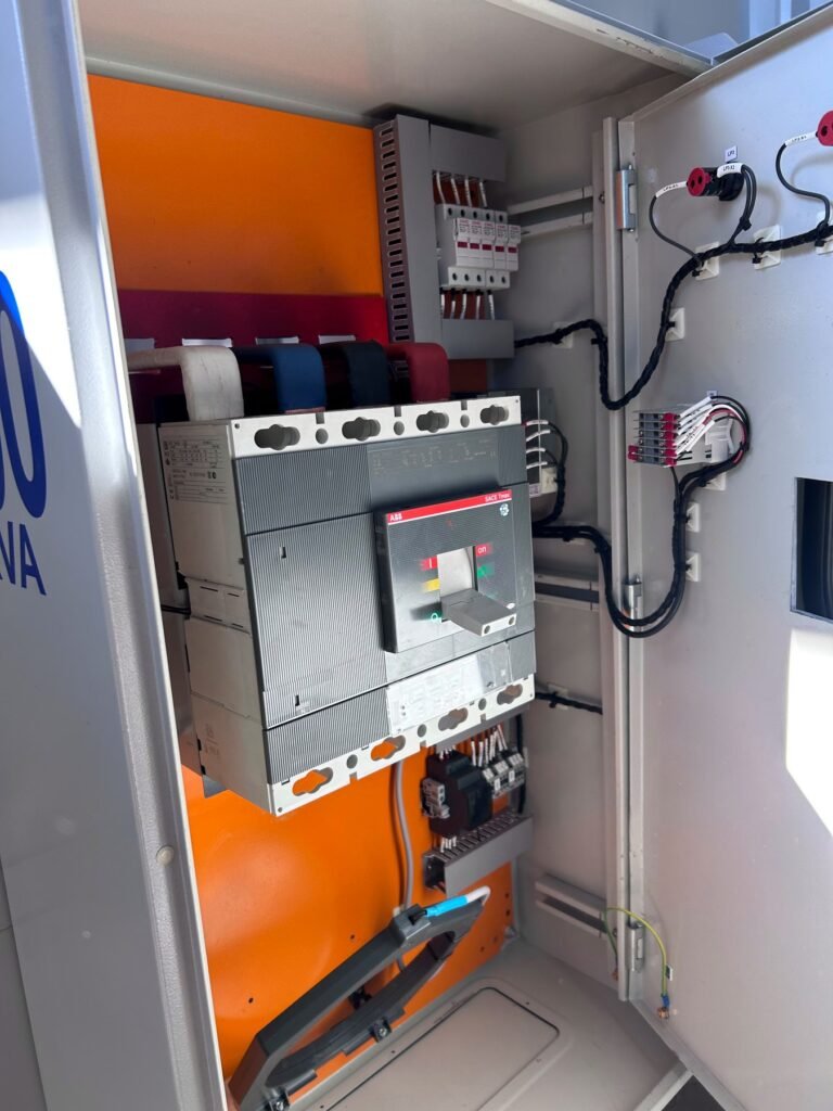 Tablero de baja tensión — foto real en planta de Transformadores MCD