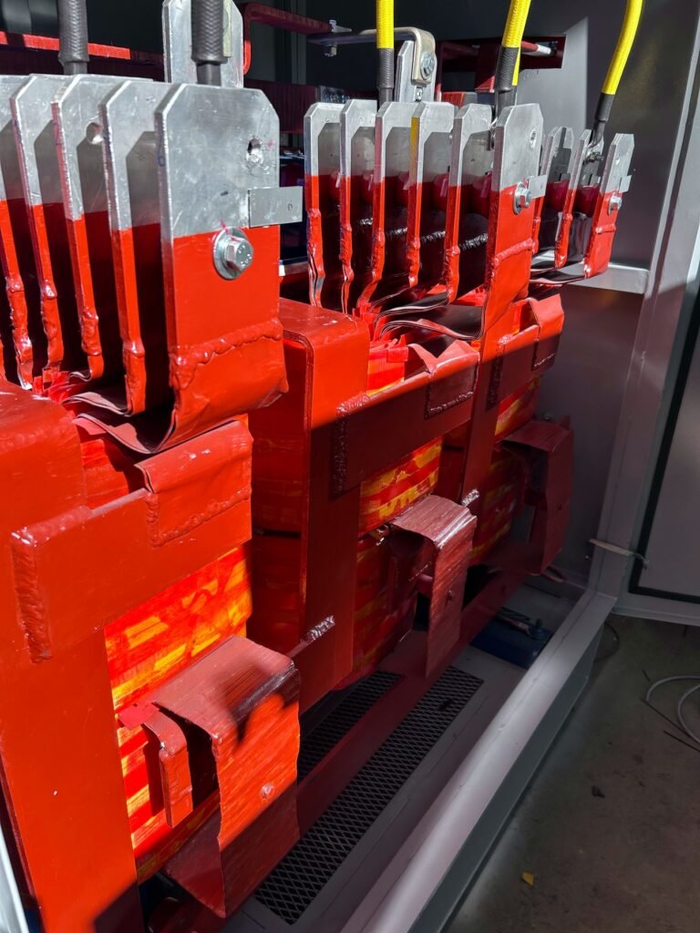 Bobinas de un transformador seco — foto real en planta de Transformadores MCD