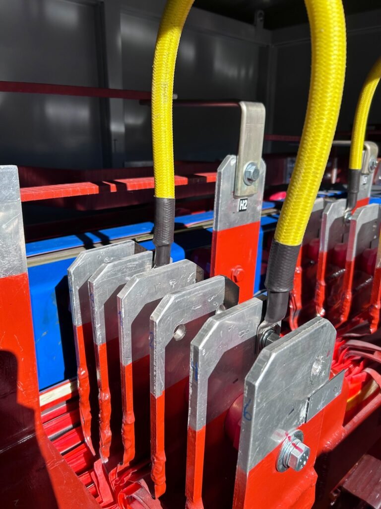 Terminales de alta tensión — foto real en planta de Transformadores MCD