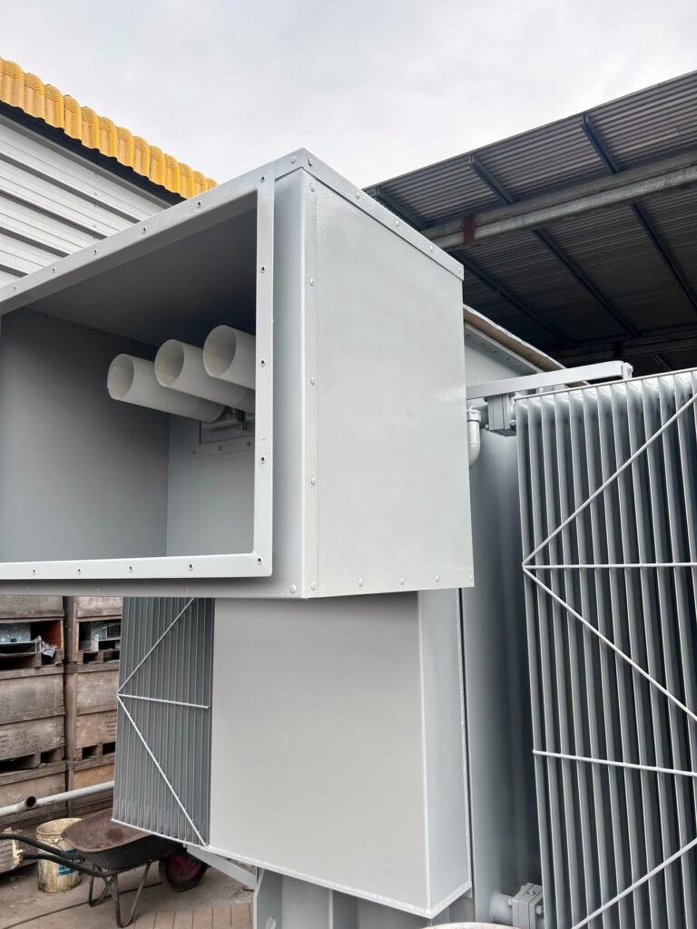 Transformador con caja de cables — foto real en planta de Transformadores MCD